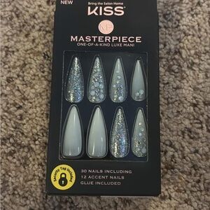 KISS Masterpiece Luxe Mani with Glitter and Silver